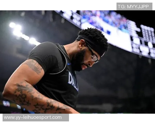 新赛季备战热潮来袭独行侠训练照展现浓眉冥想与弗拉格激情瞬间